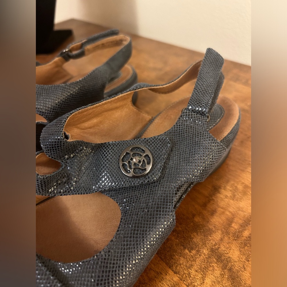 Clarks Navy Blue Artisan Sandals with Two-Strap Design Size 10 - Picture 3 of 9